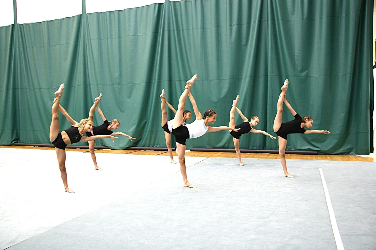 Cours de gymnastique rythmique pour filles — Questo Montréal