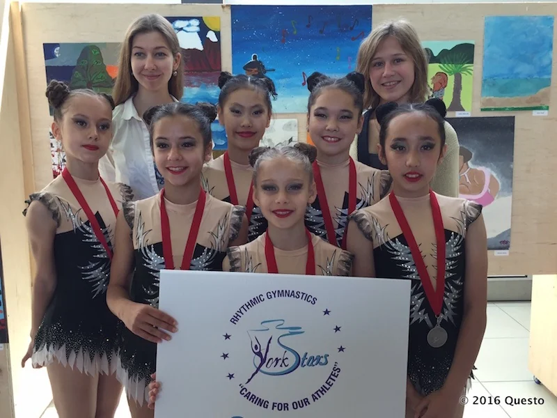 Performance en compétition de gymnastique rythmique — Questo Montréal