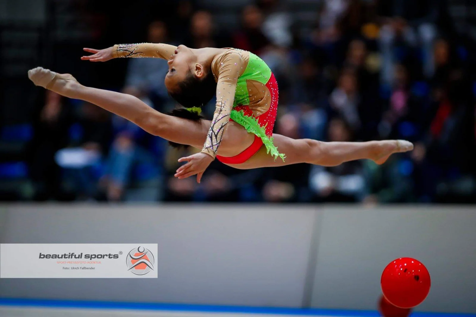 Performance en compétition de gymnastique rythmique — Questo Montréal