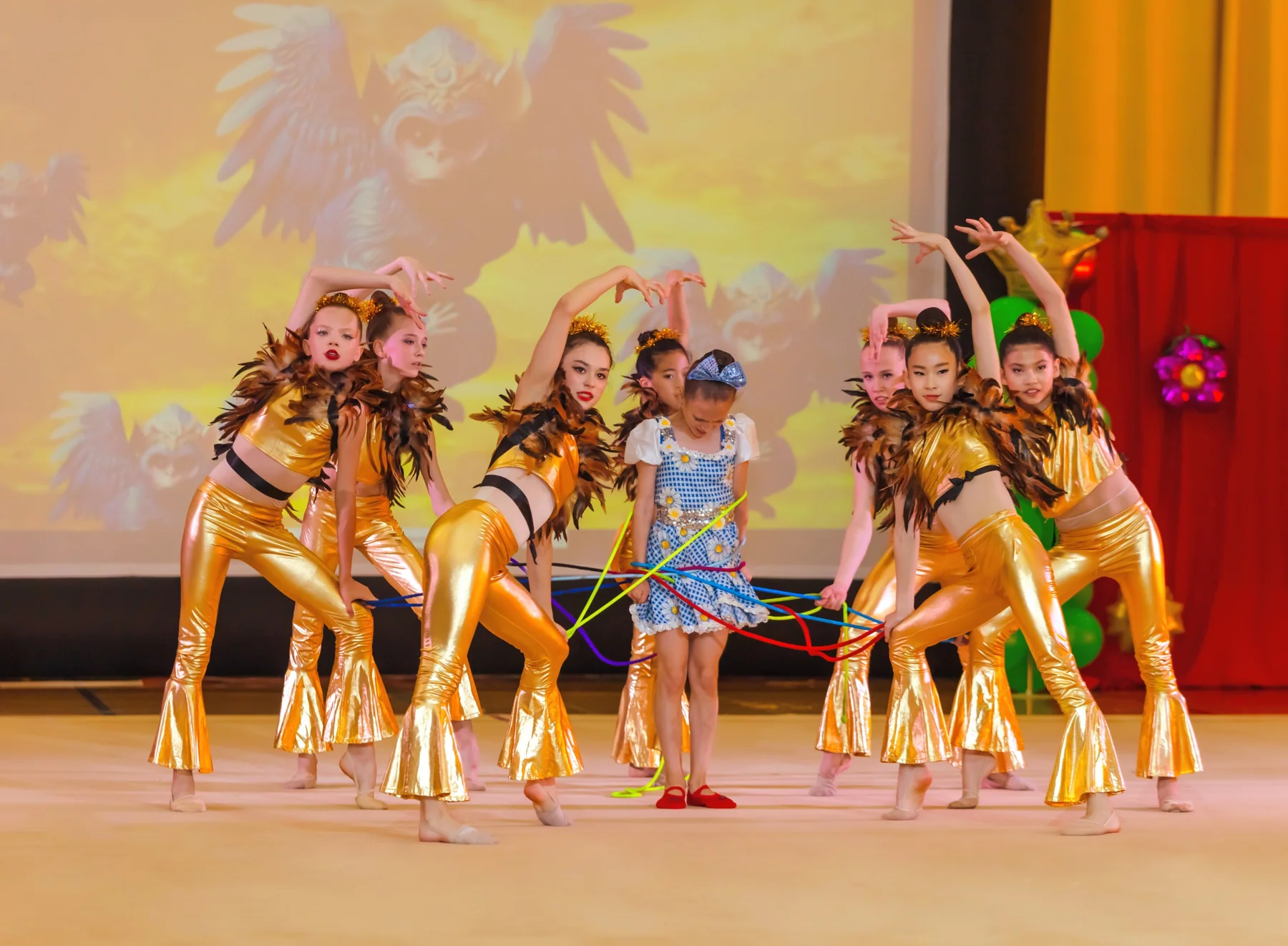Performance en compétition de gymnastique rythmique — Questo Montréal