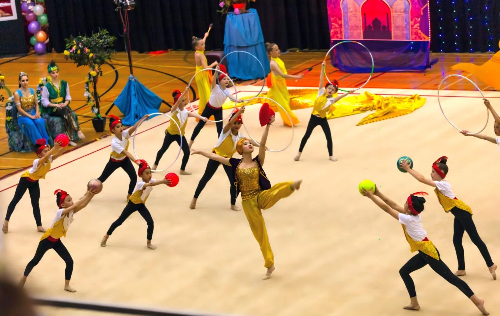 Performance en compétition de gymnastique rythmique — Questo Montréal